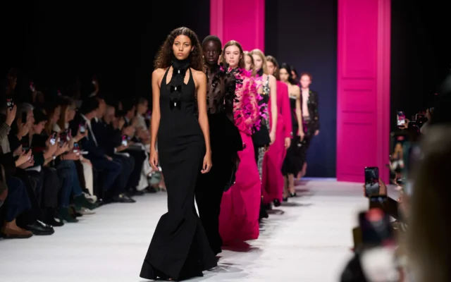 L’eleganza di Genny conquista il Principato di Monaco. Sotto la guida della direttrice artistica Sara Cavazza Facchini, la maison di moda italiana esprime una raffinata creatività che sa essere contemporanea e sartoriale