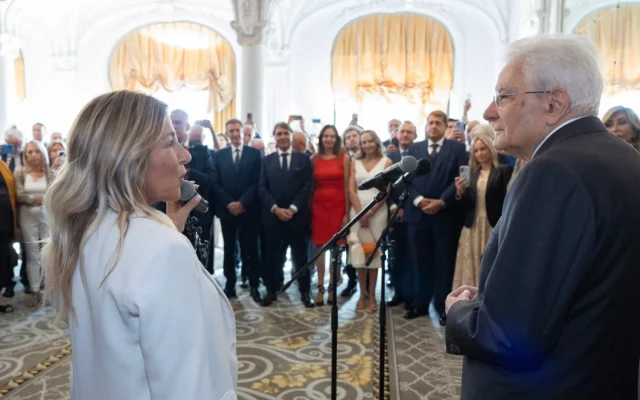 La stretta di mano del Presidente Mattarella agli Italiani di Monaco