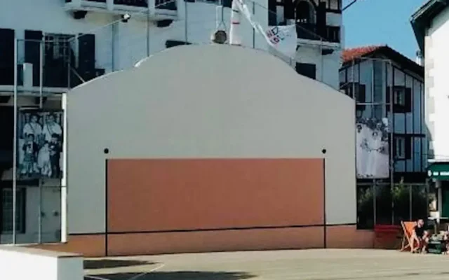Der Fronton für die baskische Pelota in Ascain