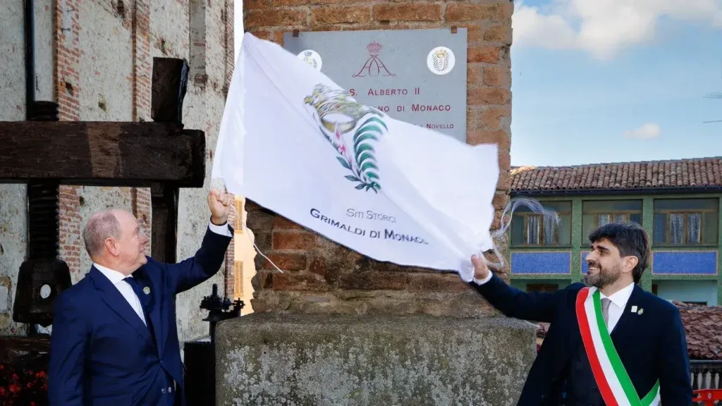 La cerimonia di scoprimento a Novello con il sovrano di Monaco