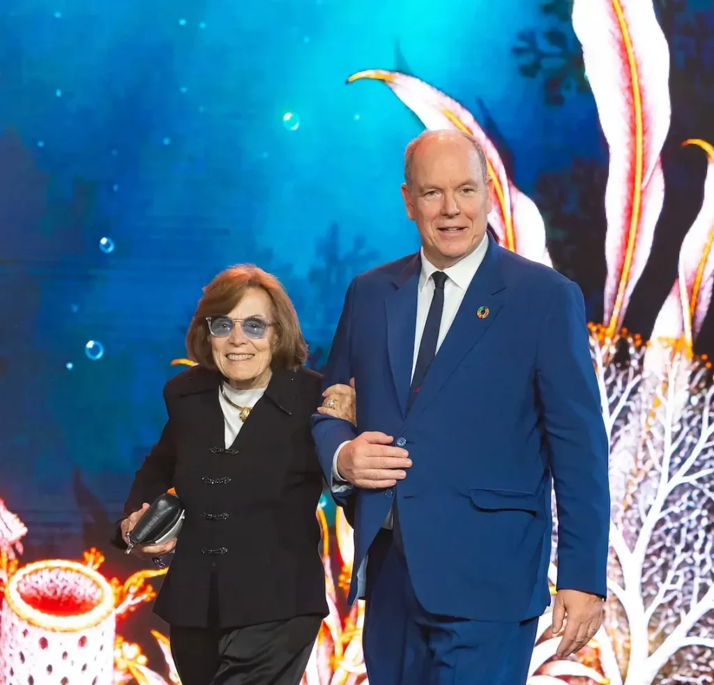 Sylvia Earle auf der Bühne, begleitet von Prinz Albert II.